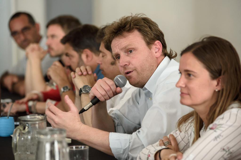 En #Olavarría junto a <a href="/Kicillofok/">Axel Kicillof</a> conversamos con intendentes y referentes de <a href="/unionxlapatria/">Unión por la Patria 🇦🇷</a> de la séptima sección.

Tenemos importantes proyectos para impulsar en la región, y para eso es clave #MassaPresidente 🇦🇷

Porque cuando crece la PBA, crecen los municipios y el país.