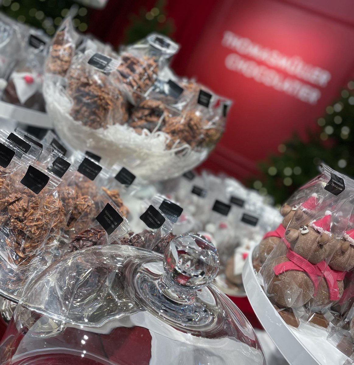 tm_chocolatier's tweet photo. Willkommen bei GLOBUS   Neu finden Sie eine grosse Auswahl unserer exquisiten Schokoladen in der Delicatessa. Vorbeikommen, entdecken und degustieren im #GLOBUS an der Bahnhofstrasse in #Zürich.  Do 9.11 / 13:00 - 18:00 Fr 10.11 / 13:00 - 18:00 Sa 11.11 / 11:00 - 18:00 https://t.co/a1sPPkIltZ