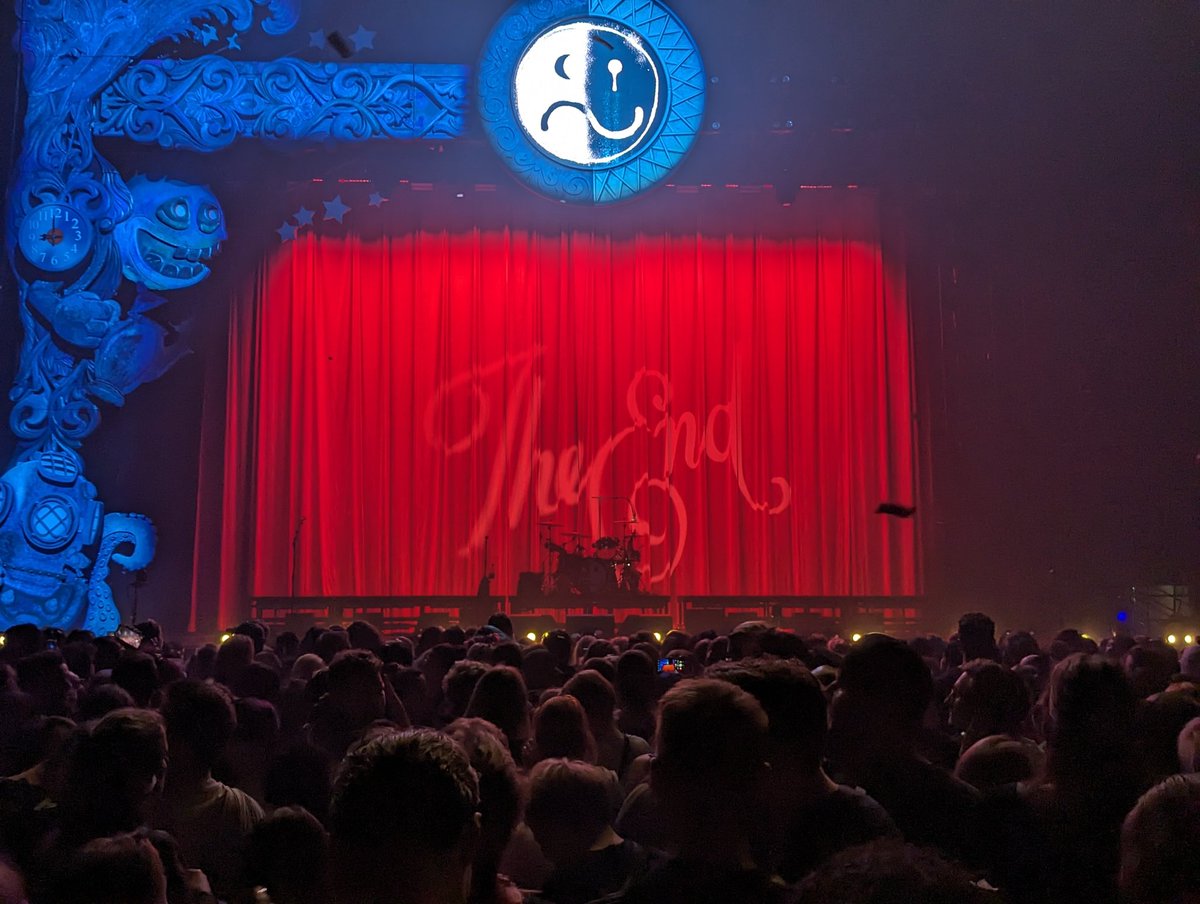 1, 2, how does this work?
With with I'm gonna end one of the craziest weeks(+2 days) of my live.

Flying to the US, enjoying Blizzcon, going back and straight to a Fall Out Boy Concert (and buying tickets for I Prevail on the way back 👀)

Thanks to everyone I met, old and new.