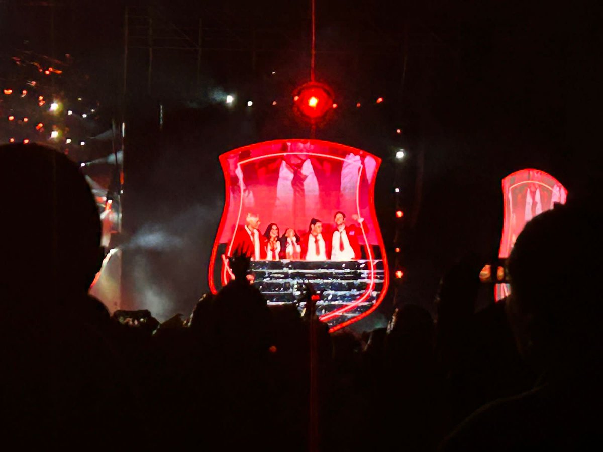 lahuritac13's tweet photo. Misión cumplida! Un día te lo prometí y ya te lo cumplí. Gracias a mi yo de 10 años por no perder la fé ❤️🖤🤍 
#RBDEnMedellin #SoyRebeldeTour https://t.co/Cz1jDWKquP