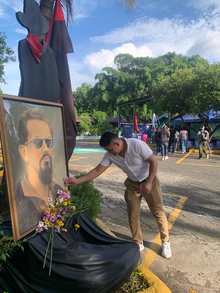 ct_hugochavez's tweet photo. 🔴⚫️La comunidad educativa del Centro Tecnológico Comandante Hugo Chávez Frías conmemora el 47 aniversario del tránsito a la inmortalidad del Cmdte. Carlos Fonseca Amador, rindiendo homenaje con un acto cultural y la colocación de ofrenda floral.

#SoyTecNicaragua🇳🇮 https://t.co/OtrEM60zBH