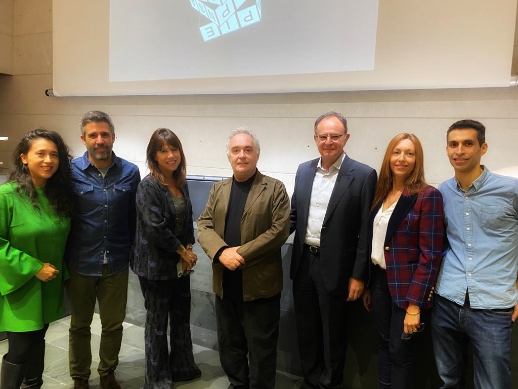 Ayer en <a href="/Esade/">Esade</a> , con <a href="/losdelvolcan/">Prodigioso Volcán</a> , <a href="/ferranadria/">Ferran Adrià</a> y
<a href="/marcelplanellas/">Marcel Planellas</a> le dimos una vuelta a la forma de pensar con la metodología Sapiens.