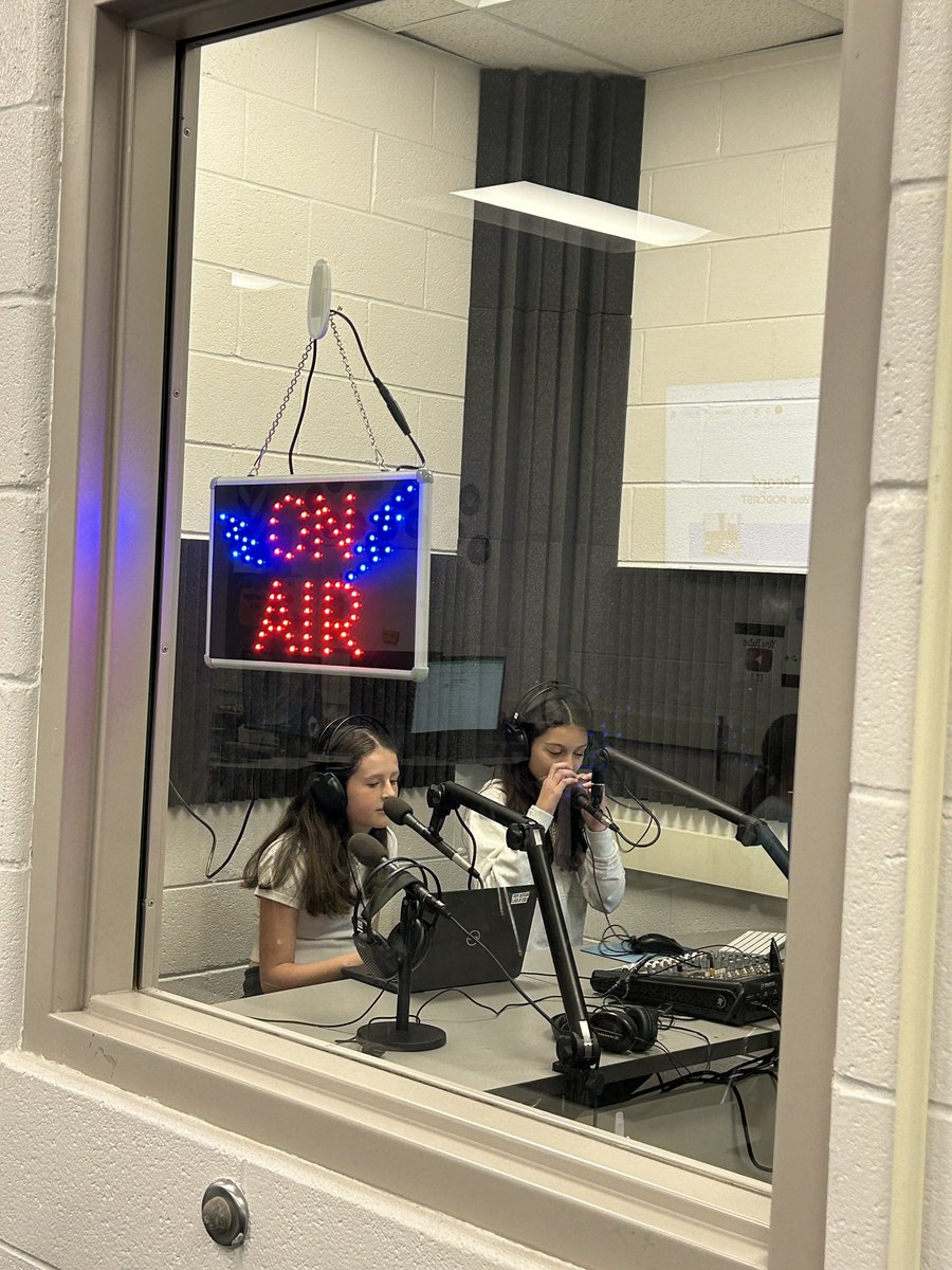 DemeterSMS's tweet image. Proud Podcasters in CMA class
@ahsd25 @SMSCrArts @AHSD25South