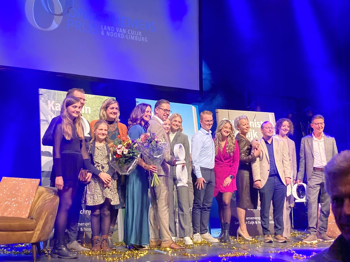 Thuis van een geslaagde uitreiking van de ondernemersprijs Land van Cuijk en Noord-Limburg. Antoon van der Horst van het gelijknamige aannemersbedrijf wint de publieksprijs. Martien Rongen van Vecuda en Vitalvé sleept de juryprijs in de wacht.