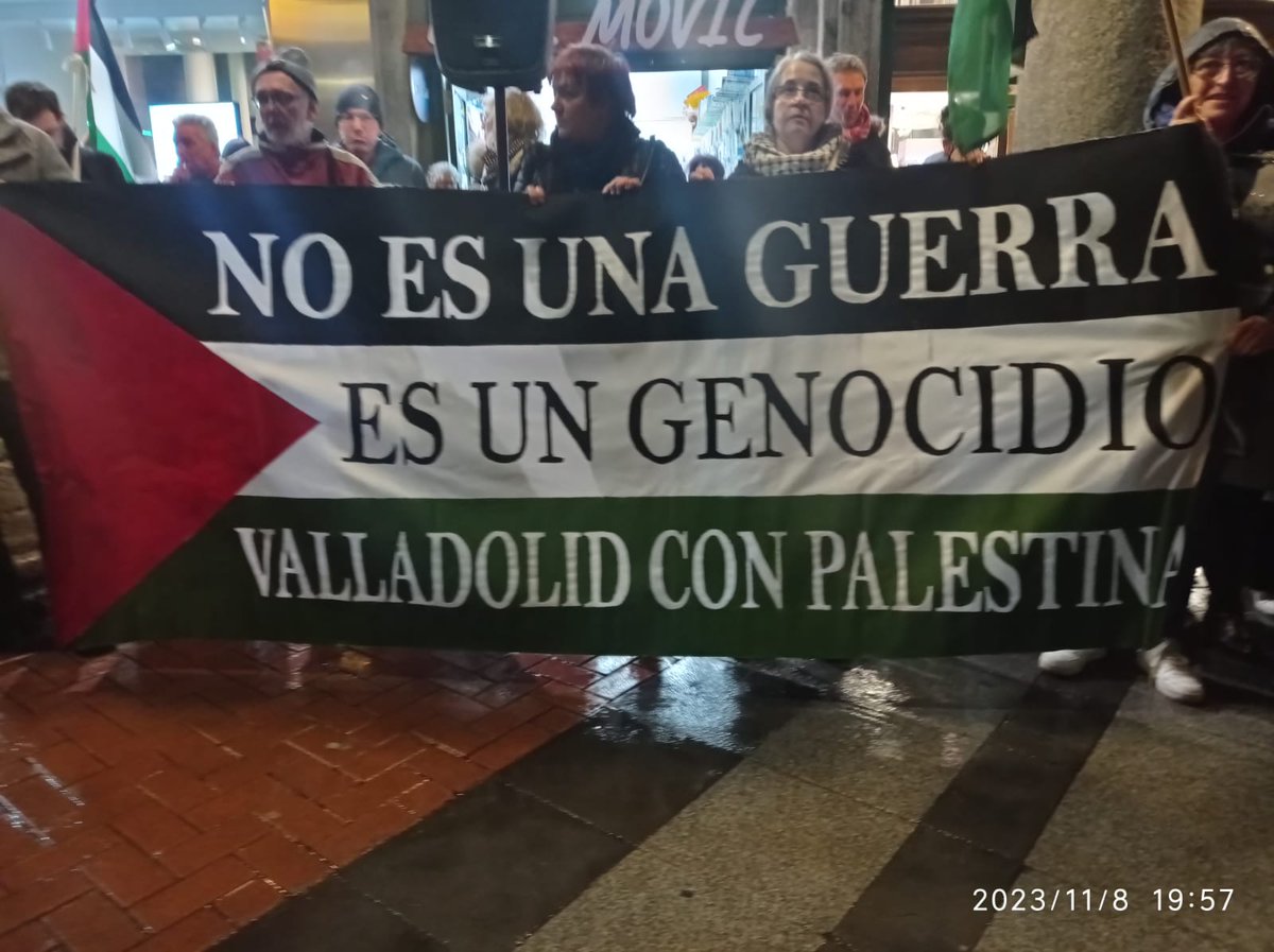 Quinta semana, en apoyo al pueblo palestino, 75 años de abuso, y ahora lo peor, lloramos por las 10.400 personas palestinas asesinadas desde el día 7 de octubre.

#ValladolidconPalestina 
#PalestineGenocide 
#GazaUnderAttack 
#FreePalestine