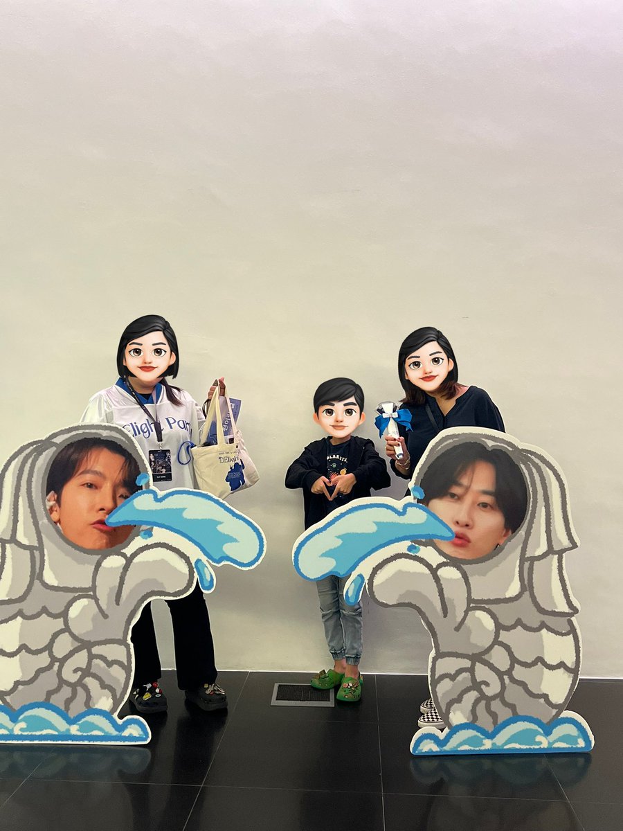 MadameIsis's tweet photo. The #merhae and #merhyuk were so cute! Many queued up to take pics! #SuperJuniorDnE #SUPERJUNIOR #DElight_Party_in_SG #DElight_Party @SJ_DnE_official πππ https://t.co/TKcm9JhGgq