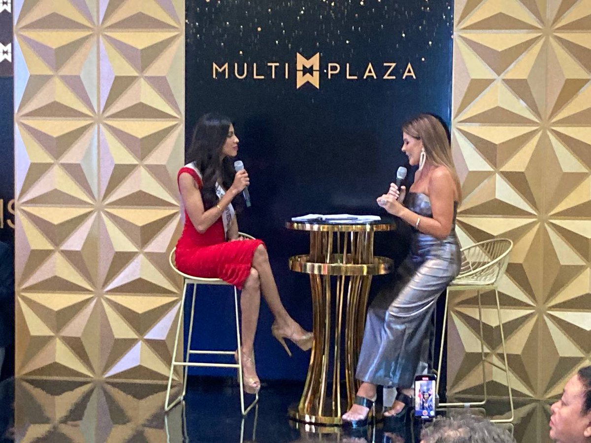 ElMundoSV's tweet photo. #Escena l Mónica Casamiquela es la encargada de hacer una breve entrevista a las chicas de Miss Universo, mientras el público hace una larga fila por una selfie con sus favoritas. 
Fotos DEM / Jhoel Díaz https://t.co/jsw22n0KLH