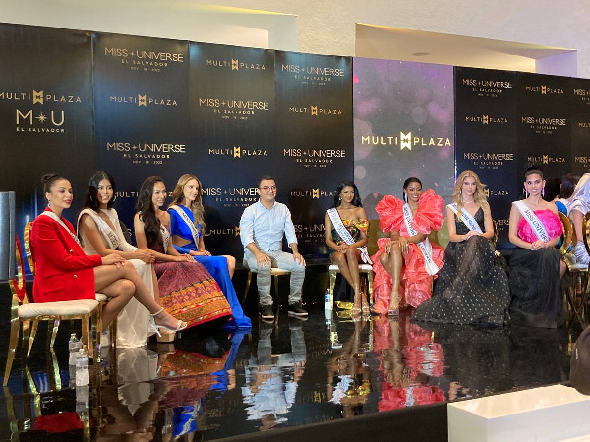 ElMundoSV's tweet photo. #Escena l Mónica Casamiquela es la encargada de hacer una breve entrevista a las chicas de Miss Universo, mientras el público hace una larga fila por una selfie con sus favoritas. 
Fotos DEM / Jhoel Díaz https://t.co/jsw22n0KLH