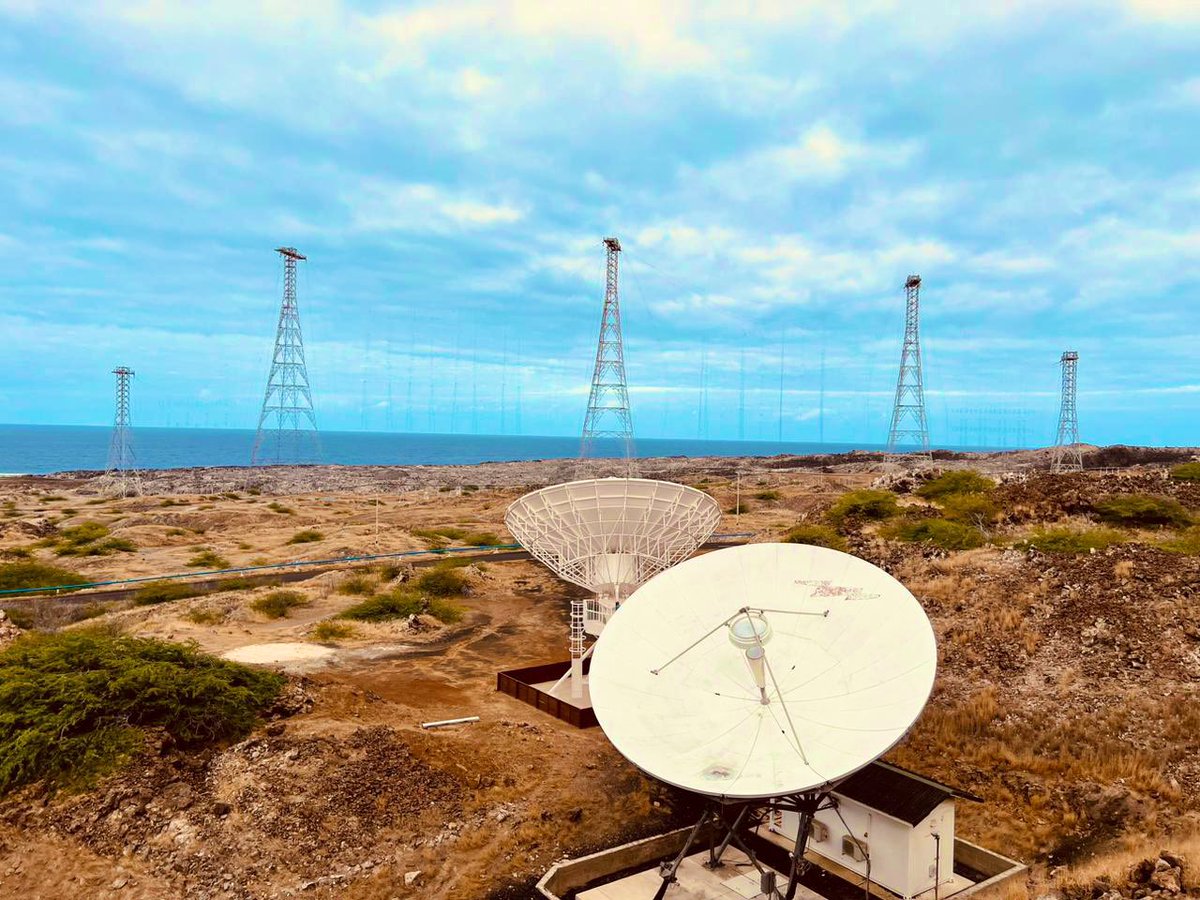 📡 here on #Ascension Island 🇬🇧the Atlantic relay station transmits the @bbcworldservice to millions of people across #Africa 📻 in English, French & #Hausa 🌍
