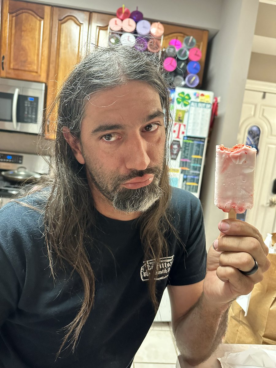 Uhmmm @GoodHumor my husband is not laughing at his strawberry shortcake….he’s missing the all the crumbs! What happened??? 😂😂