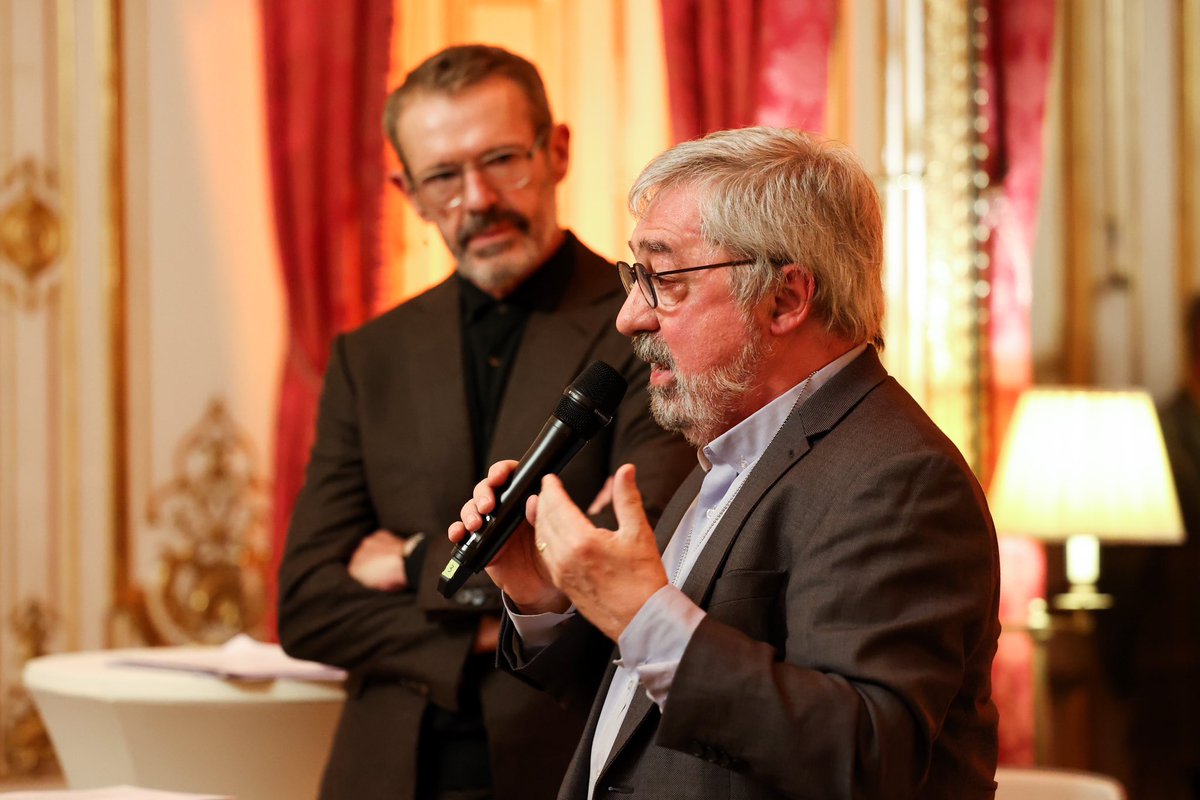 Cultiver le plaisir de lire, découvrir notre langue et ses mots, c’est le sens des Soirées Lecture de Matignon.

Avec les lycéens de Louis de Broglie, Jean Vilar et Buffon, nous nous sommes retrouvés ce soir autour de « L’Enragé » de Sorj Chalandon, interprété par Lambert Wilson.