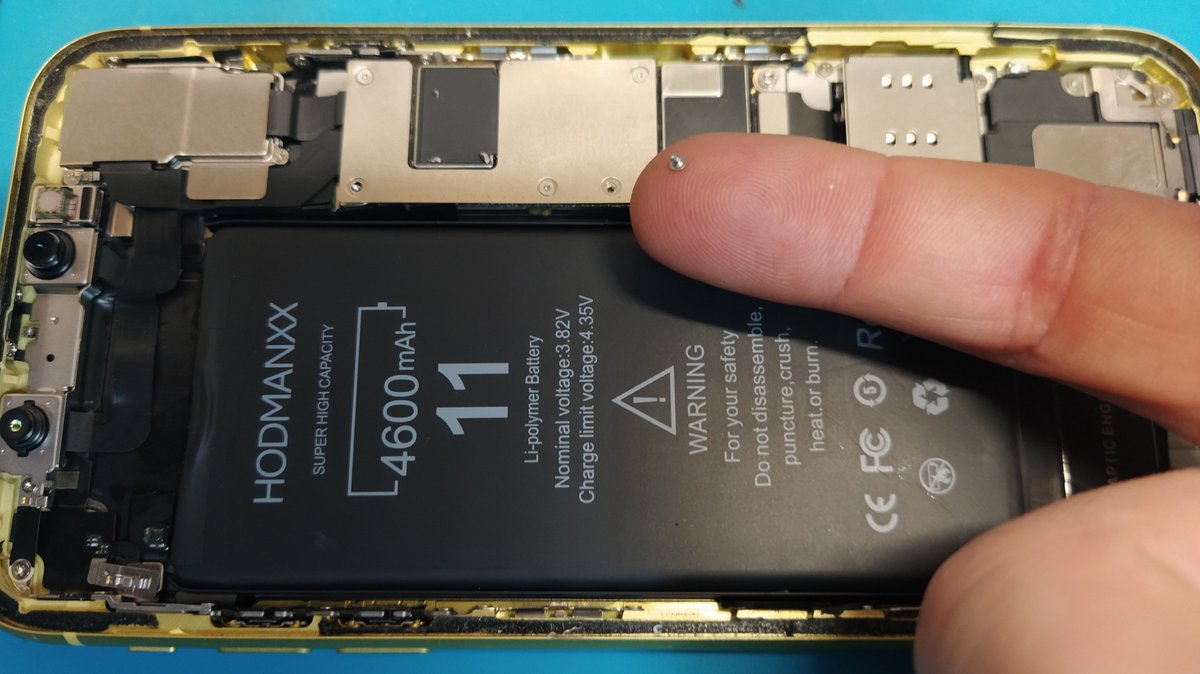 Entre algunas de las dificultades con las que nos enfrentamos en el servicio técnico, esta el tamaño de algunos elementos de los dispositivos como estos tornillos diminutos con los que hay que trabajar en el caso de la reparación del iPhone XI