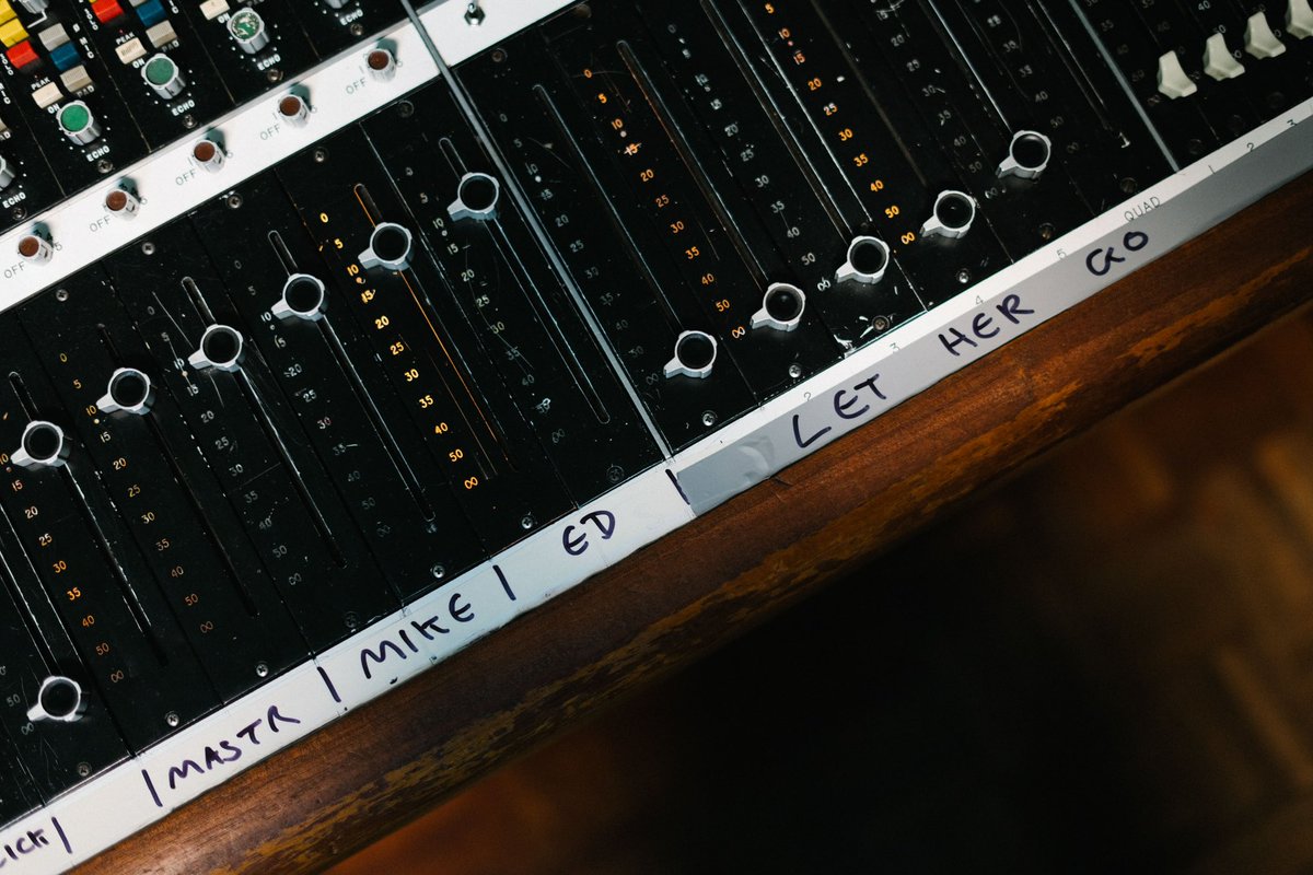 passengermusic's tweet image. 🚨2 DAYS🚨

My new album “All the little lights - anniversary edition” is out in just two little days…

The 3rd video will be out on Friday too… can you tell what song / collaboration it might be from our cryptic photo??🧐

Guesses in the comments please (silly ones welcome!!)