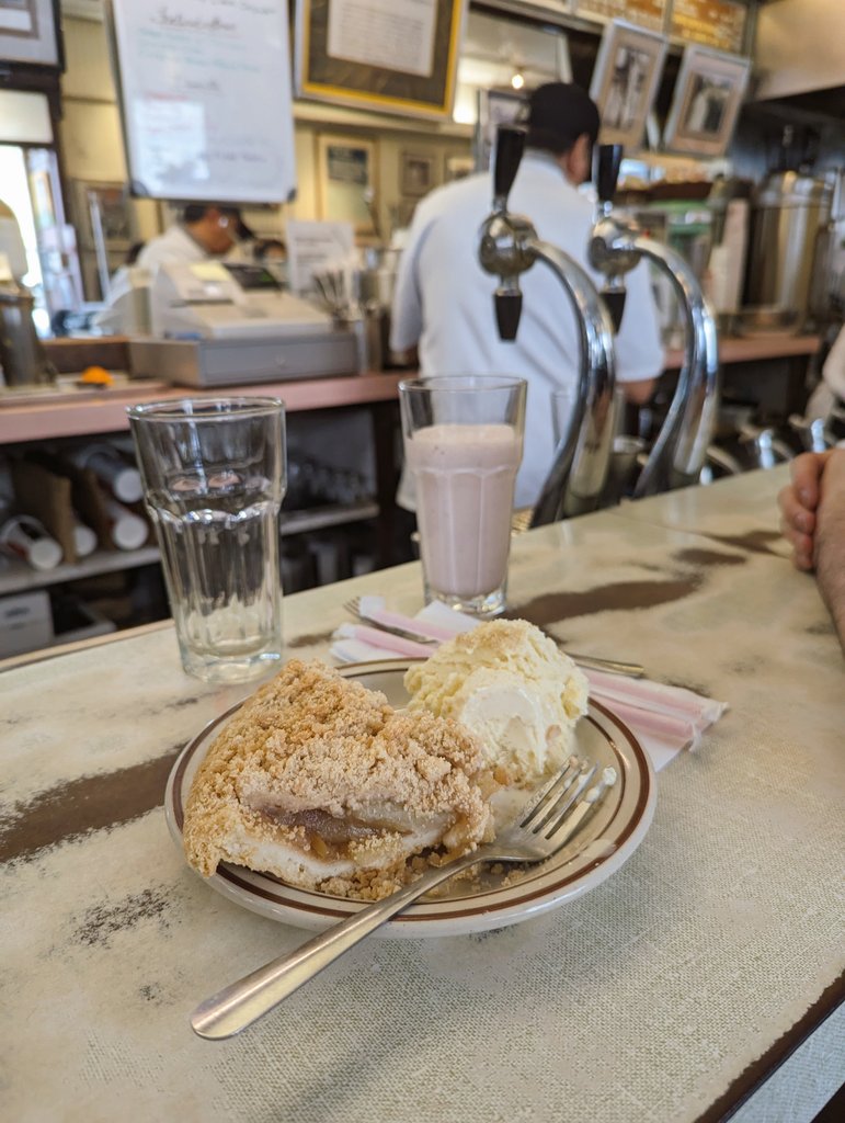 mmmchale's tweet photo. @historyinmemes Their apple pie and milkshakes are pretty good https://t.co/eo0n2m4XEQ