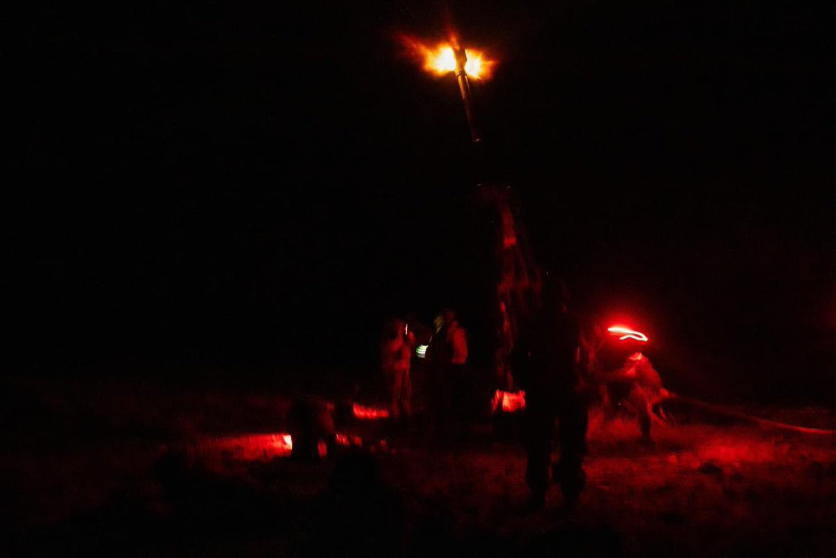 Howitzer night live fire exercise during @1BCT10MTN Warrior Peak! Warrior Peak is an exercise that builds competency & proficiency within the organization by stressing command & control systems & validating crews on live fire missions. @FORSCOM @18airbornecorps @10MTNDIV