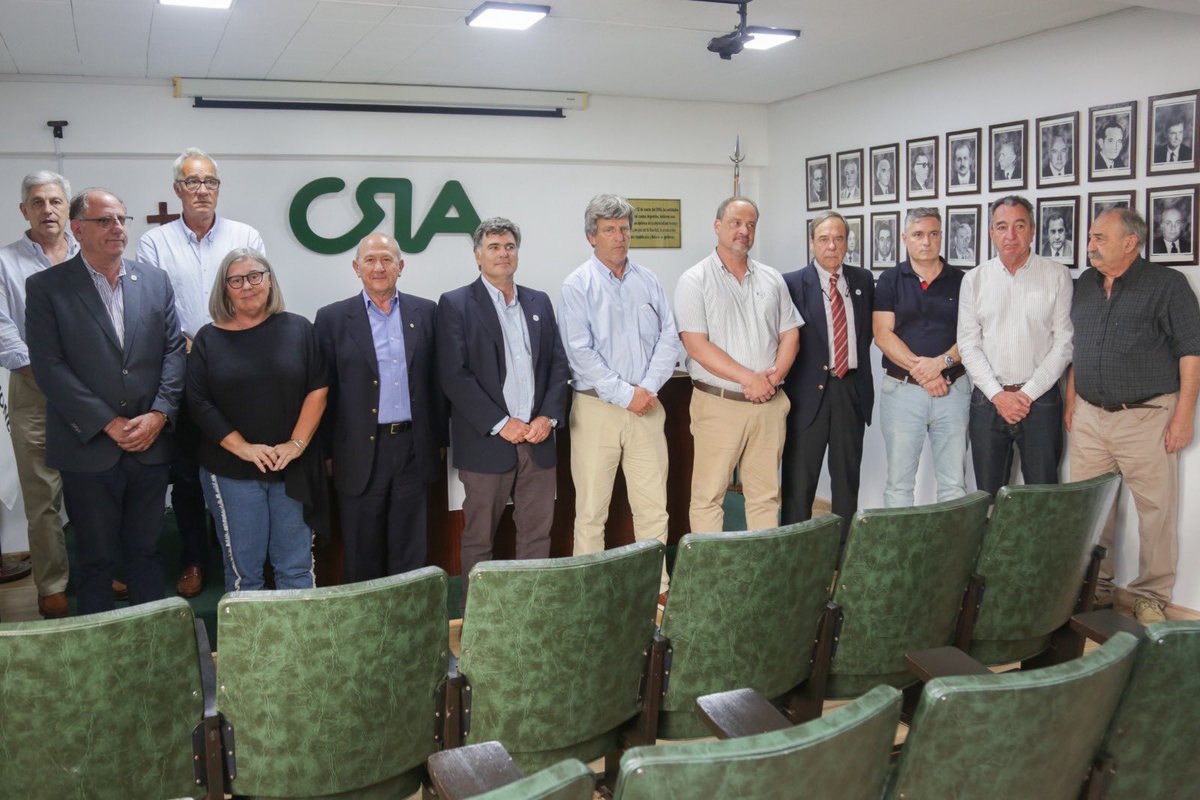 La nueva Mesa Ejecutiva de la entidad. 

CRA es de los productores. 

Aguante el campo y seguiremos trabajando en equipo  con las confederaciones de todo el país. 

#SomosCRA