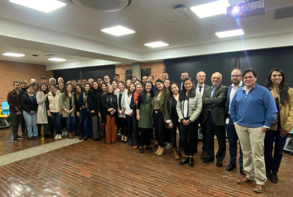 Magnifico cierre de la Misión del @BancoMundial al proyecto #PACES el día de hoy. En la visita a la alianza @GatPrograma en la @UniJaveriana nos tomamos esta foto con la mayoría de los protagonistas de este gran proyecto. #SomosColombiaCientífica