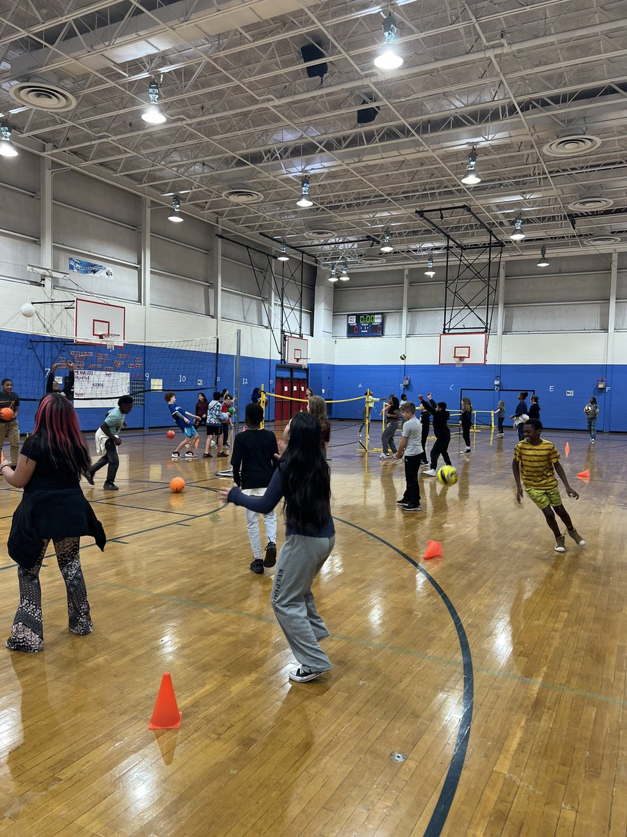 MrsMillettPE's tweet image. Choice, choice, choice!! 
✅ size ball
✅net height
✅distance to net
#volleyball #skills #belonggrowsucceed @AACPSHPED @SpecialOlympics @ommsaacps