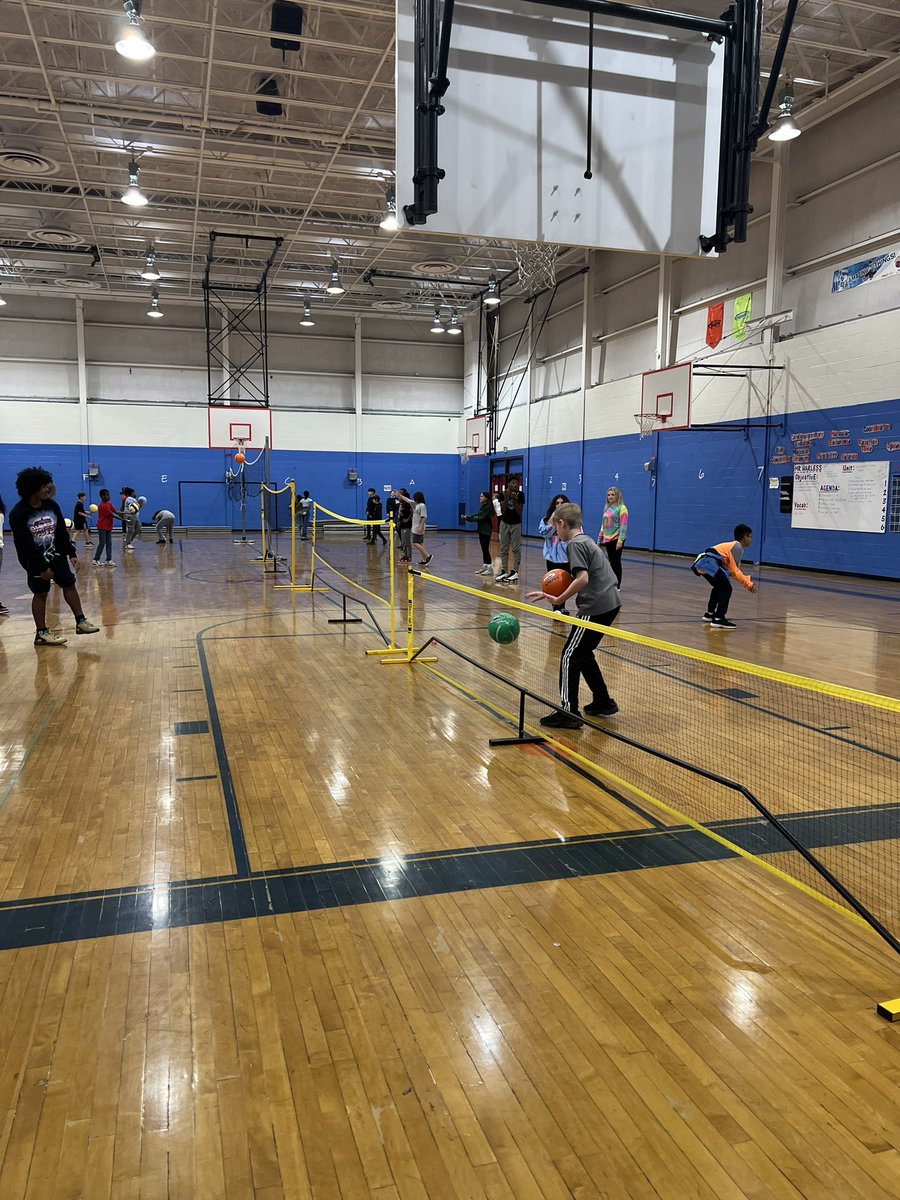MrsMillettPE's tweet image. Choice, choice, choice!! 
✅ size ball
✅net height
✅distance to net
#volleyball #skills #belonggrowsucceed @AACPSHPED @SpecialOlympics @ommsaacps