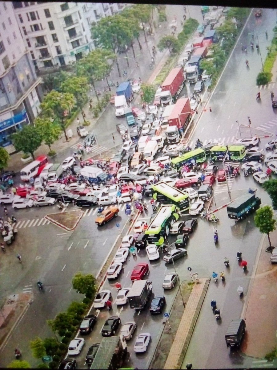 TienFISING's tweet photo. @TienFISING 
theo ae xe nào là xe ưu tiên.  xe nào được đi😭😭😭 https://t.co/S8YgKUN75y