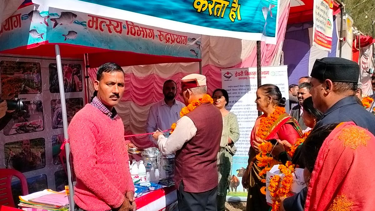 DairyvikasRpg's tweet photo. विभागीय स्टॉल लगा कर डेरी विकास कार्यक्रमों की योजनाओं की जानकारी देते रुद्रप्रयाग डेरी विकास कार्मिक https://t.co/JWPN5RBjTU