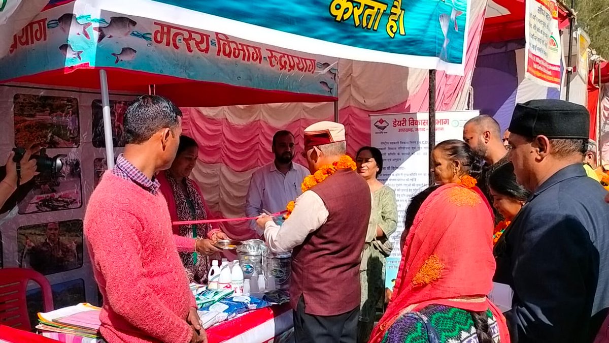 DairyvikasRpg's tweet photo. विभागीय स्टॉल लगा कर डेरी विकास कार्यक्रमों की योजनाओं की जानकारी देते रुद्रप्रयाग डेरी विकास कार्मिक https://t.co/JWPN5RBjTU