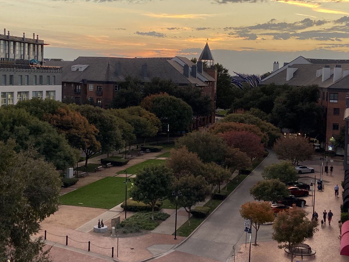 jphirsch's tweet image. Fall sunset on Addison Circle 👀 #addison #addisoncircle #visitaddison