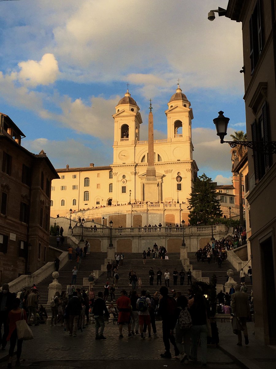 Quella luce dorata del sole al tramonto… mi scalda il cuore💛 Trinità dei Monti e Piazza di Spagna… #Roma 🤍 #Rome