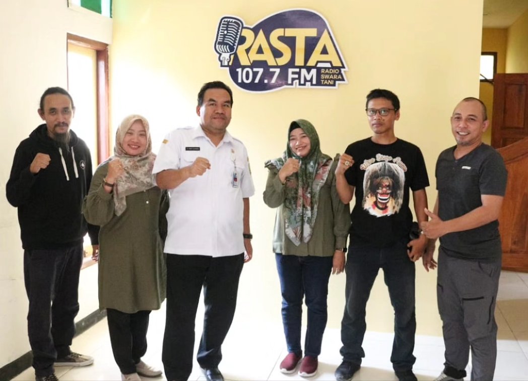 Masuk studio Radio Suara Tani (RASTA) 107.7 FM. Ternyata masih banyak sedulur tani di pedesaan yang memanfaatkan media komunikasi lewat radio. Melalui media ini kami sampaikan program pengembangan dan pembangunan pertanian organik sebagai jawaban terhadap kurangnya kuota pupuk.