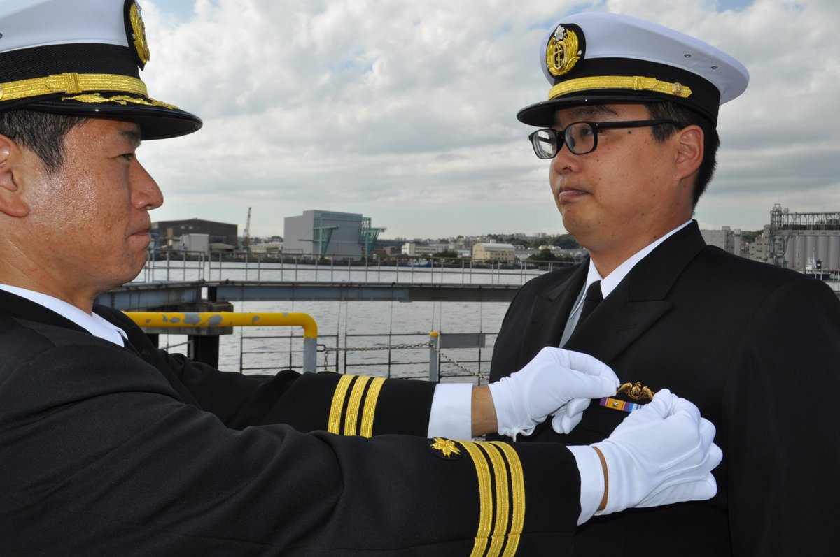 約1年の実習を終え、厳しい審査に合格した彼に、艦長から名誉ある