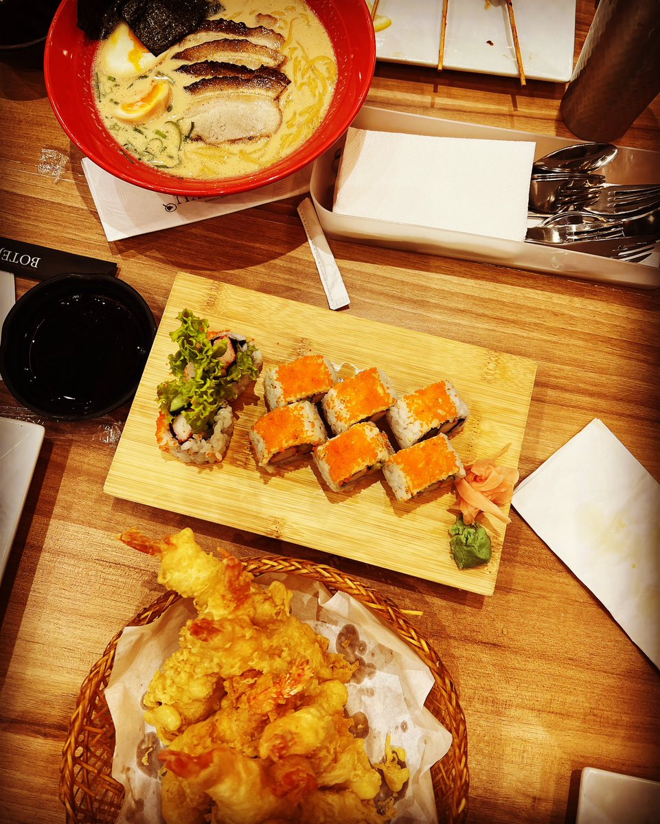 Juvzyrys's tweet photo. Brunch vibes and good times 🍣🥢 https://t.co/Xulm0mZepI