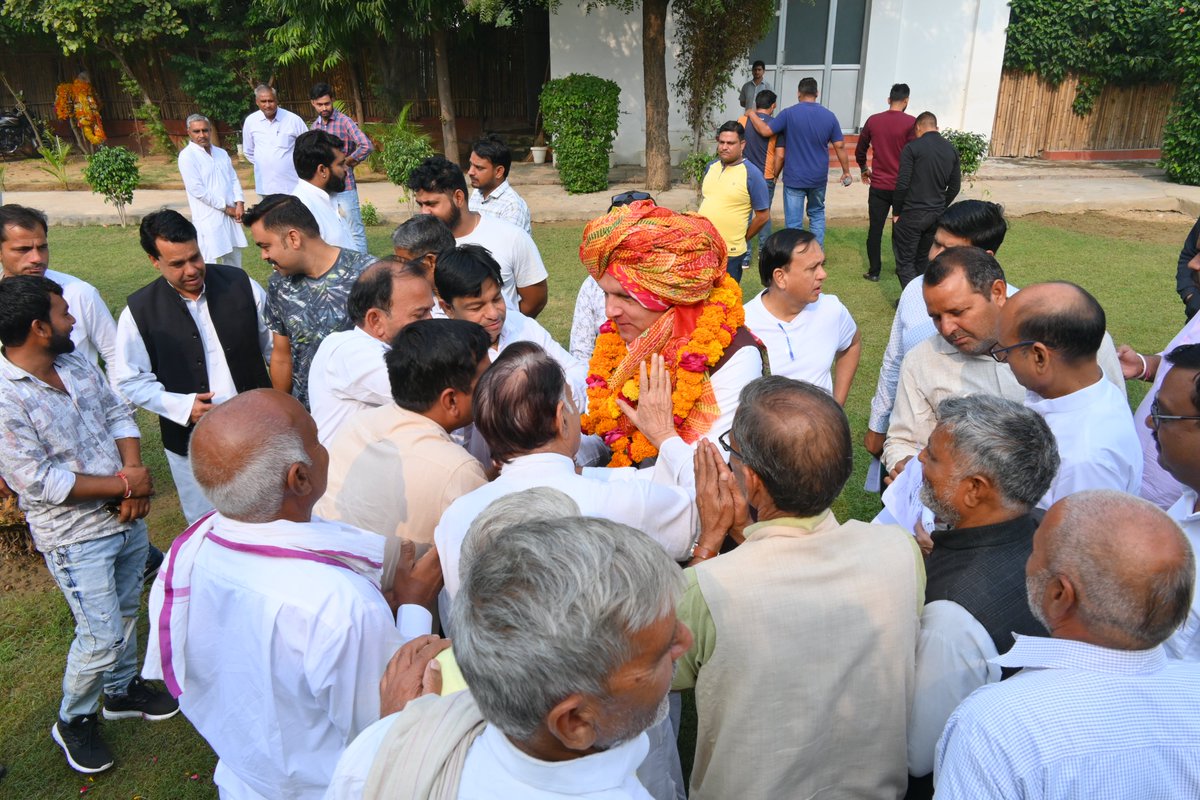 मेरे निज निवास पर आए हुए सभी नदबई की समस्त सम्मानिया सरदारी द्वारा भविष्य के लिए शुभकामना प्रेषित करते हुए इस चुनावी माहौल में मेरा उत्साहवर्धन किया !
#कुँजगतसिंह #विधानसभा_क्षेत्र_नदबई
#नदबई_का_विकास #PeopleFirst
BJP Rajasthan