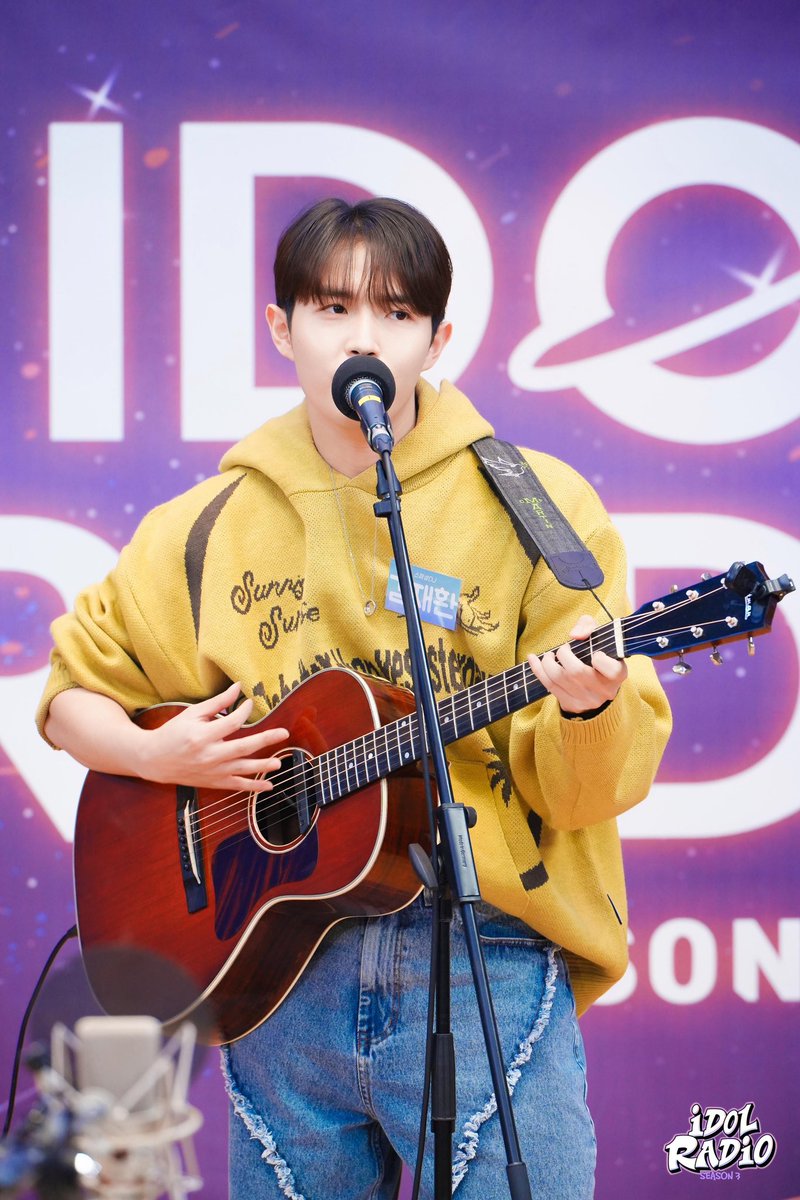 [#아이돌라디오3 앨범 231108]

📸EP#122 아돌라가 위클리를 부름부름 🚘💨 (with. 스페셜DJ 김재환 &amp; Weeekly)

T와 F를 겸비한 PRO 디제이👍👍👍

<a href="/KJH_officialtwt/">김재환 KIM JAEHWAN</a>

#MBC #IDOLRADIO #아이돌라디오 #아돌라 #김재환