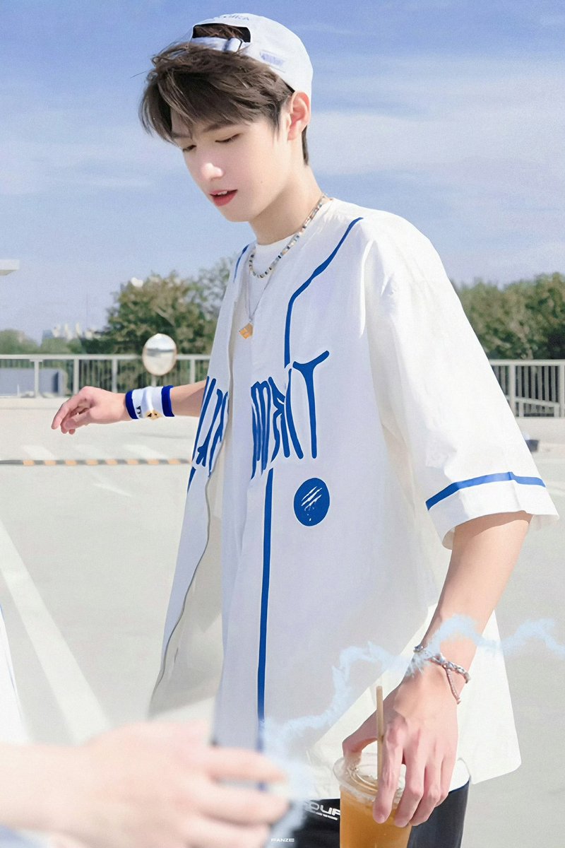 Zzhixinn's tweet photo. @denglujihua 🟡【中国の超人気スーパー練習生朱志鑫のこと知っていますか？】🔵TF家族3代目のTOP👑実力も顔も全方位で断突のトップ！💛唯一のセンター💙是非���べてみてください！ https://t.co/tHhMRuI77x