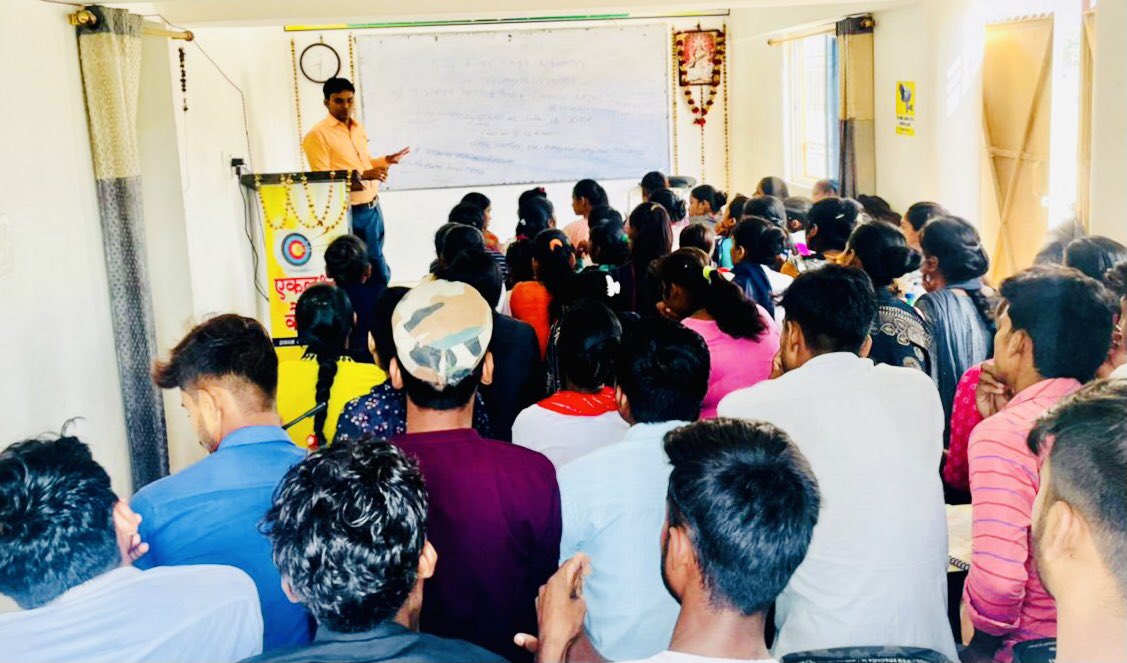 imvedp's tweet photo. यह कौन सा बेरोज़गारी योजना है ?
2018 से 2023 तक रेलवे में ALP/TECH, JEE की भर्ती नहीं आयी है ॥

रेलवे नौकरी का तैयारी करने वाले अभ्यर्थियों के भविष्य को ऐसे नजरअंदाज क्यू  किया जा रहा है ??
@narendramodi @AshwiniVaishnaw 
#Railway_New_Vacancy https://t.co/liji1SP2CJ