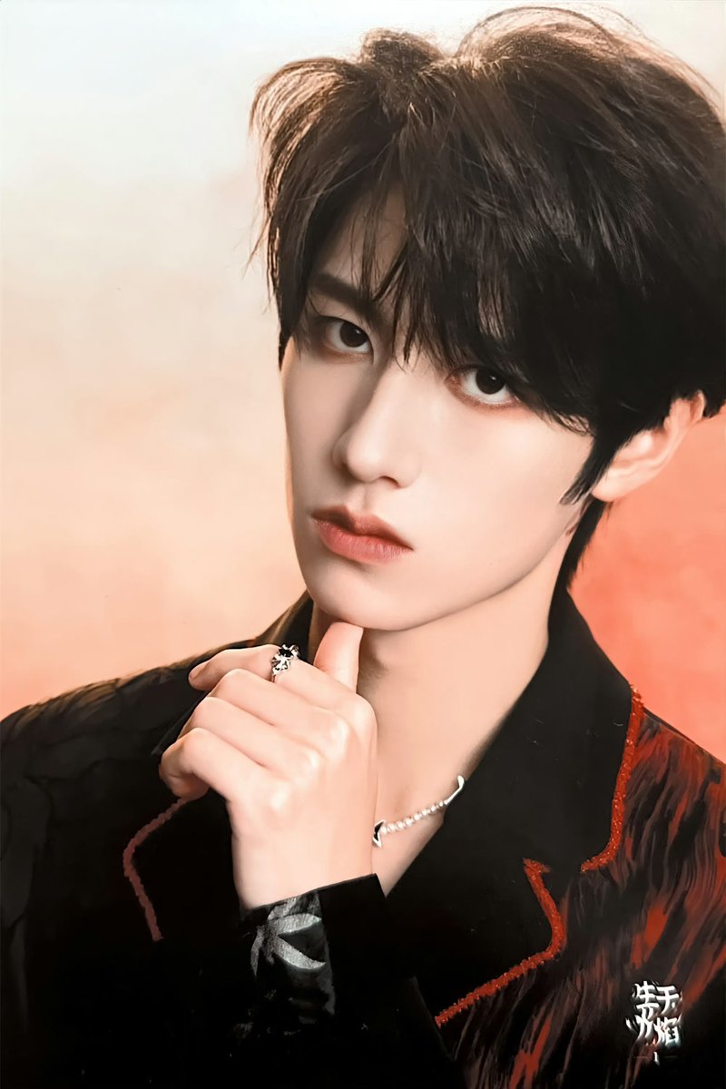 uyxyko's tweet photo. @denglujihua 🟡【中国の超人気スーパー練習生朱志鑫のこと知っていますか？】🔵TF家族3代目のTOP👑実力も顔も全方位で断突のトップ！💛唯一のセンター💙是非調べてみてください！ https://t.co/F78r2QbiS7