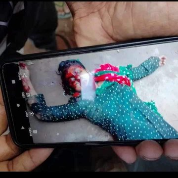 গাজীপুরে শ্রমিক বিক্ষোভ চলাকালে পুলিশের ছোড়া গুলিতে নারী শ্রমিক নিহত