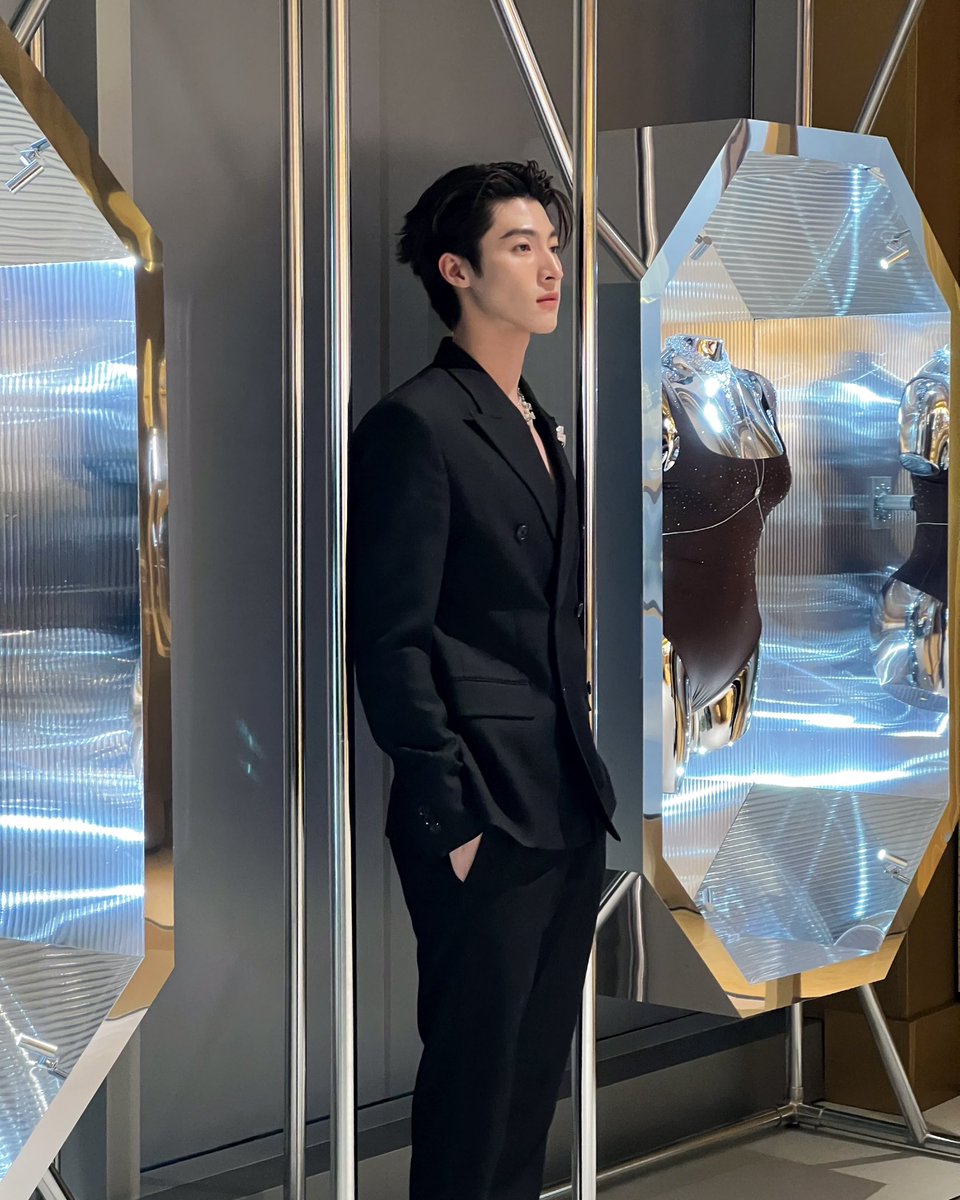 bluepongtiwat_'s tweet photo. 💎

#Swarovski
#SwarovskiFifthAvenue https://t.co/PqUuCXcA8S