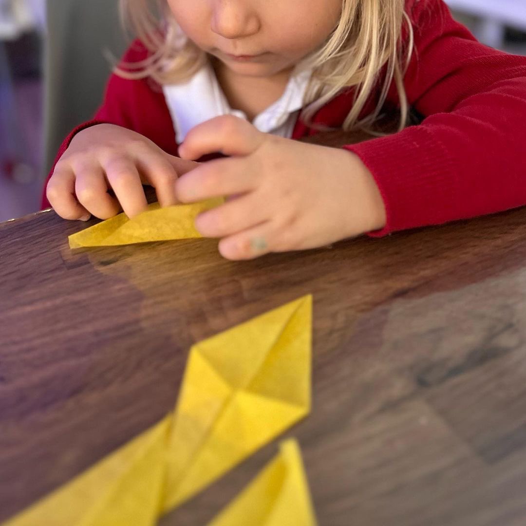 MudandBloom's tweet photo. Make a maple leaf window transparency 🍁
These colourful maple leaf window transparencies will brighten up your home with lovely autumnal colours.
📷@ bumblebeezchildminding on Instagram.
#autumncrafts #waldorfstars #windowstars #mudandbloom https://t.co/bU8OixDrLl