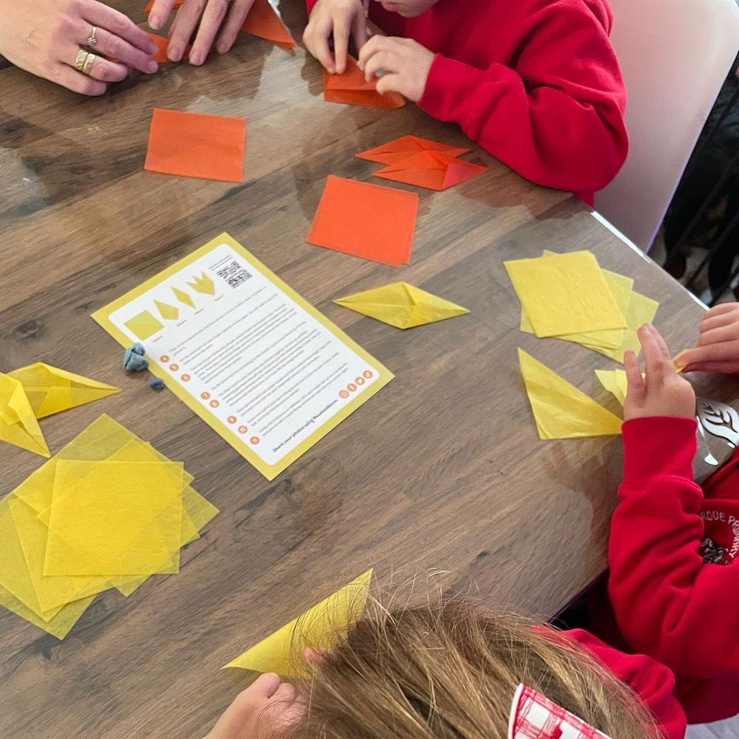MudandBloom's tweet photo. Make a maple leaf window transparency 🍁
These colourful maple leaf window transparencies will brighten up your home with lovely autumnal colours.
📷@ bumblebeezchildminding on Instagram.
#autumncrafts #waldorfstars #windowstars #mudandbloom https://t.co/bU8OixDrLl