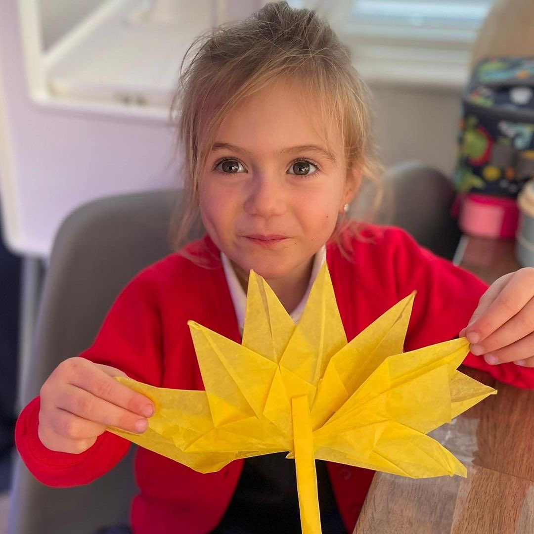 MudandBloom's tweet photo. Make a maple leaf window transparency 🍁
These colourful maple leaf window transparencies will brighten up your home with lovely autumnal colours.
📷@ bumblebeezchildminding on Instagram.
#autumncrafts #waldorfstars #windowstars #mudandbloom https://t.co/bU8OixDrLl