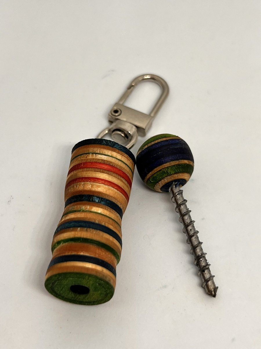 2ndooooo_lab's tweet photo. iQOS中折れホルダー(仮)
中折れしてしまったタバコスティックを簡単に取ります。ネジをオシャレなホルダーにしました！
広がれー！！

#私の作品もっと沢山の人に広がれ祭り
#リサイクルスケートボード https://t.co/yp7rzLHnPg
