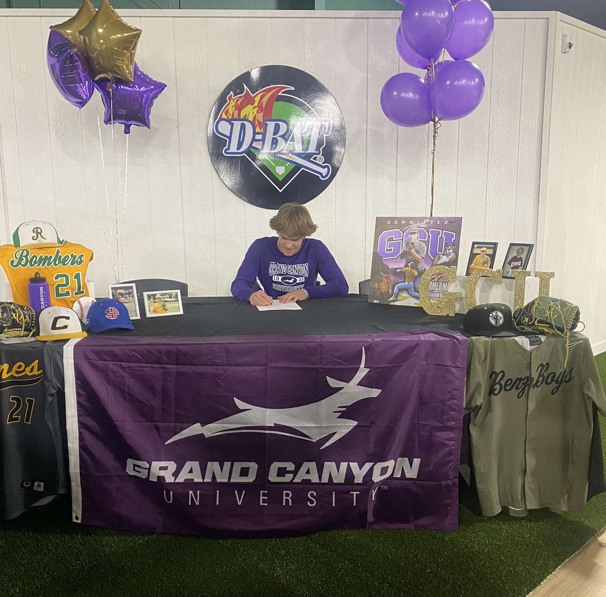 It’s official✍️… Cant wait for the next 4 years!!  #LopesUp 🤘💜