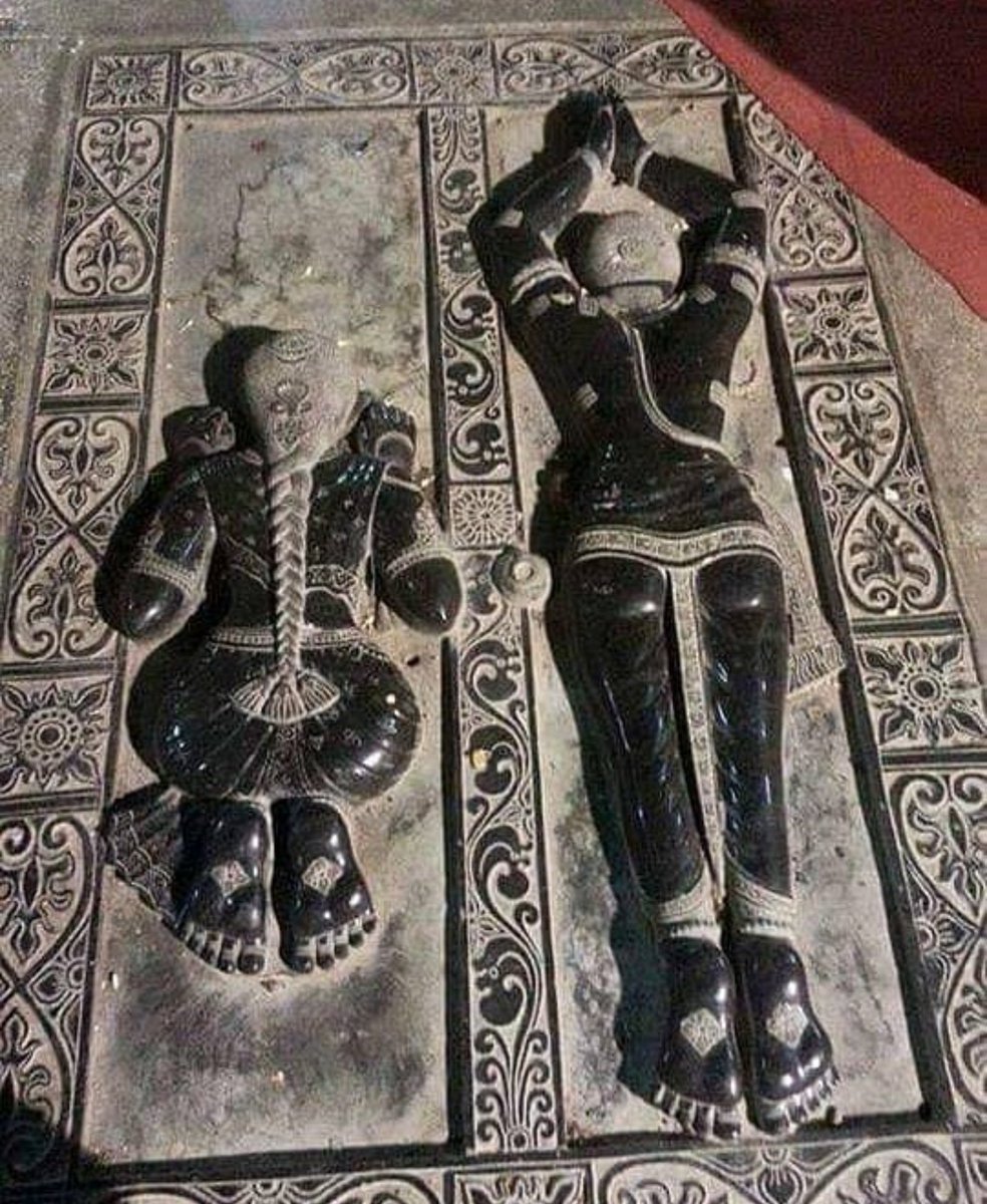 LostTemple7's tweet photo. This is the way, how Men &amp; Women should do Pranam to Bhagwan. https://t.co/0ualoVQCmE