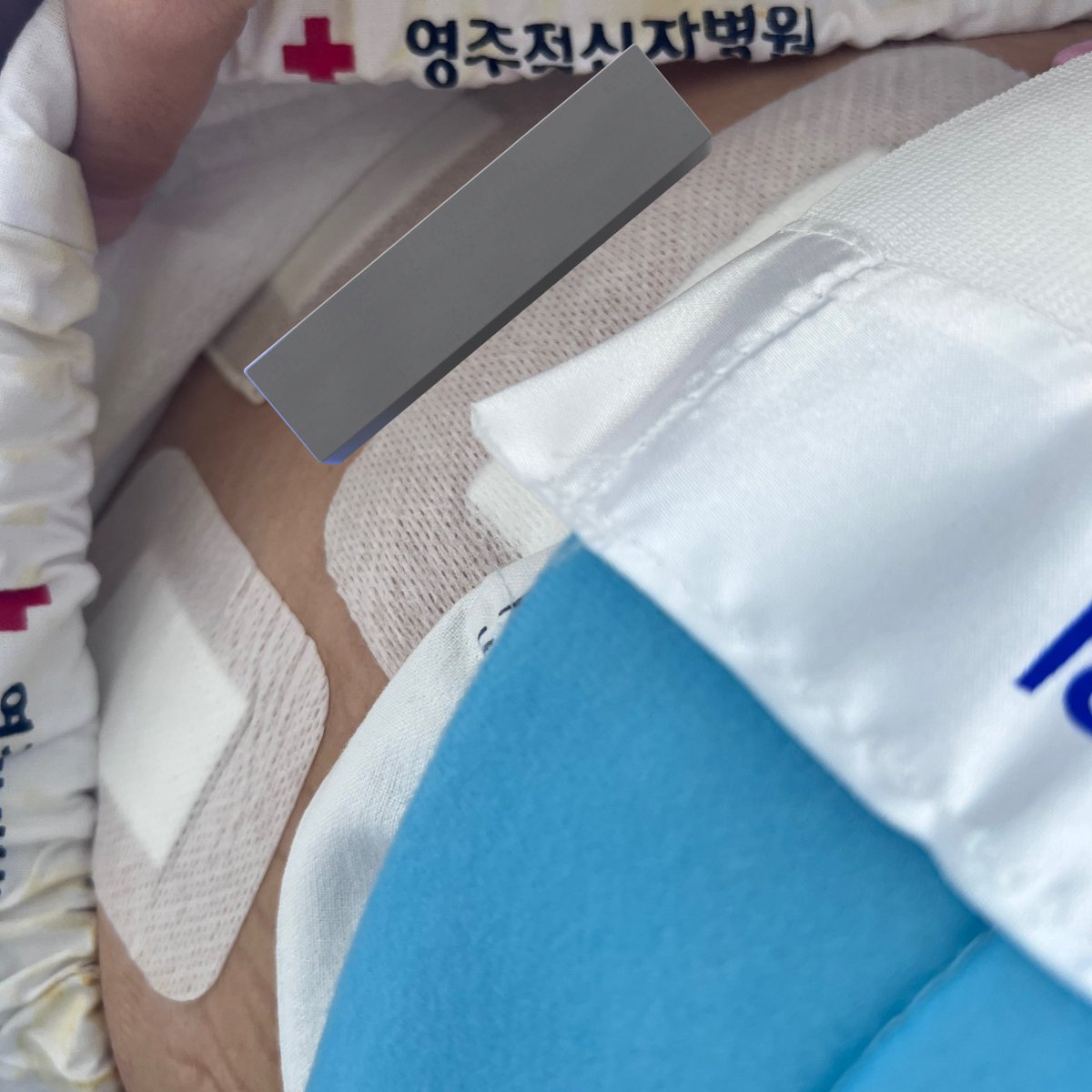 제 배에는 현재 구멍이 세 개 뚫려있읍니다..
