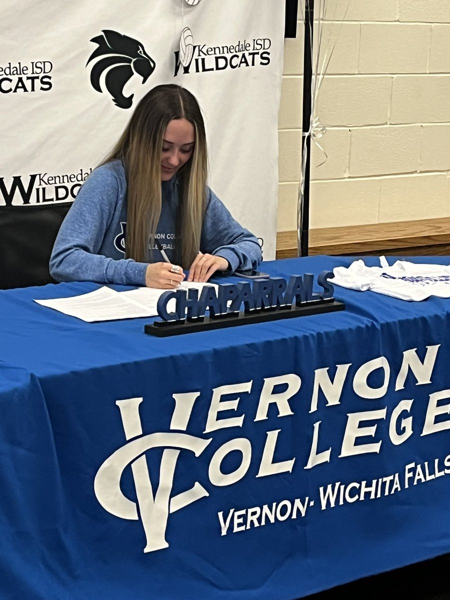 Congrats are in order for our very own <a href="/kylie_elmore06/">Kylie Elmore</a> who signed to play volleyball at Vernon College next fall. Extremely proud of her and can’t wait to see how well she’ll do at the next level! <a href="/THEcoachj7/">Shannon Johnson</a> <a href="/CoachRodoc/">David Rodocker, MS, LAT, ATC</a>