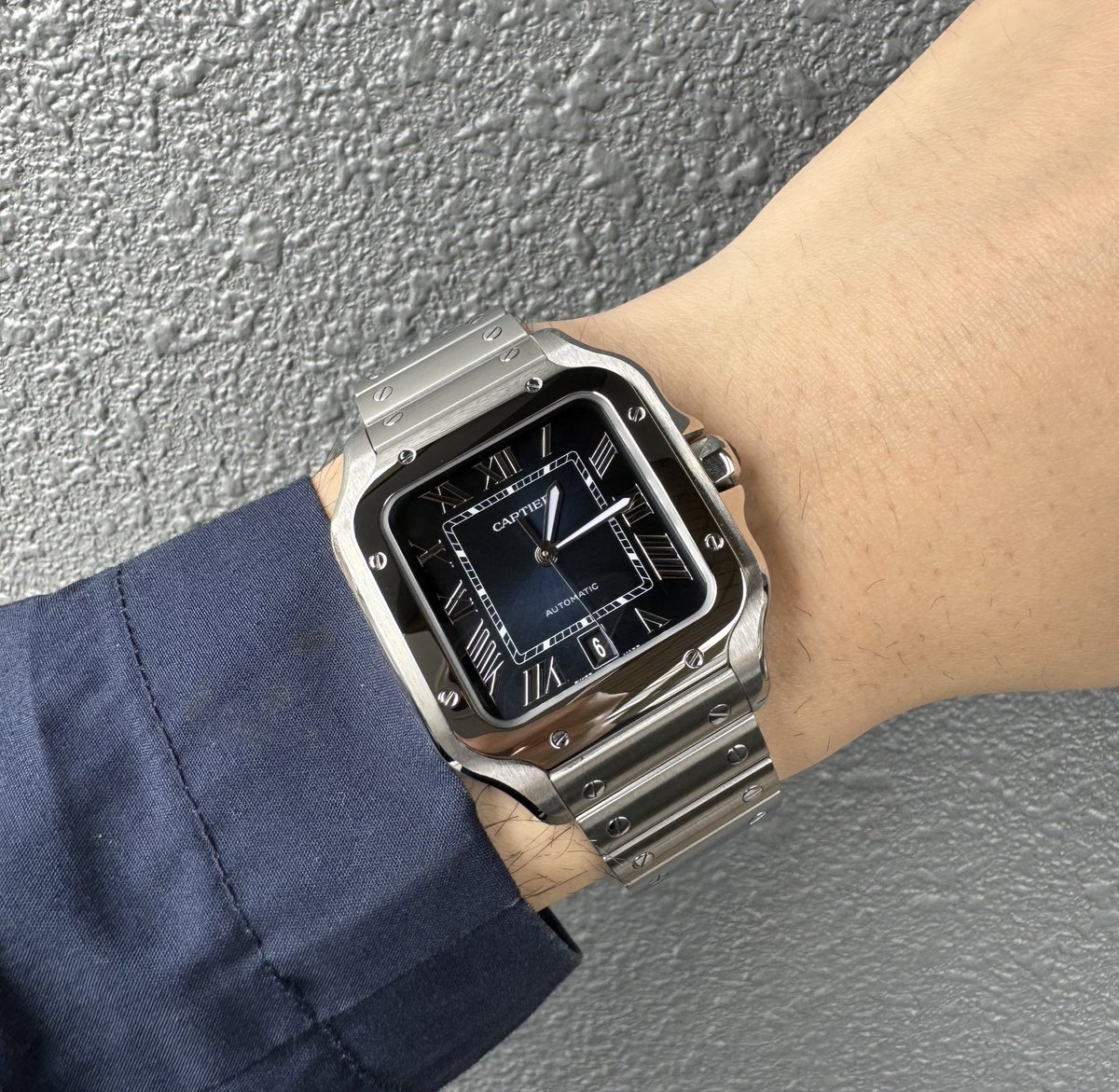 yasuwatch's tweet photo. 今日はサントスで
この黒く反射した瞬間が特に好き🤩
軽い外出ならブレスレット感覚で時間など合わせずにつけちゃうことも多いです 笑 https://t.co/GQc0KJbXPi