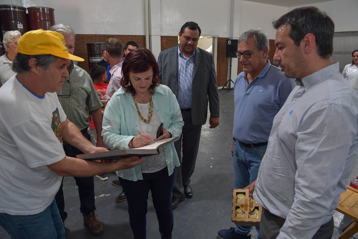 kellyolmos's tweet photo. En la ciudad chaqueña de Margarita Belén, recorrí la Cooperativa Apícola #Copap, en dónde entregamos un fortalecimiento de más de 8 millones de pesos con los que solventaron una gran parte de una Envasadora gracias al Programa Entramado Productivo. https://t.co/beQVO7Sz5c