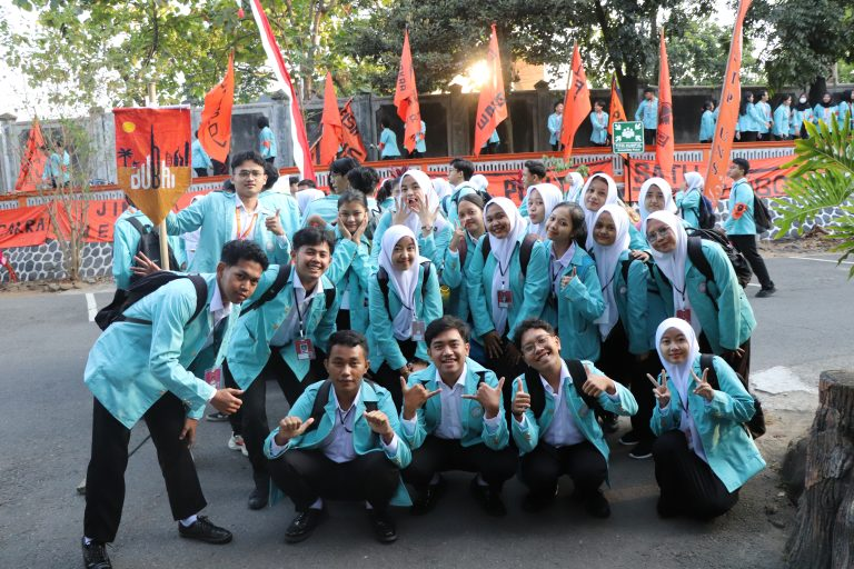 FisipUNS's tweet photo. PKKMB Mahasiswa Baru Universitas Sebelas Maret Tahun 2023

Selengkapnya di https://t.co/RuQS0c8aOi

#FISIP 
#FISIPUNS 
#UNS 
#UniversitasSebelasMaret
#LeadingTheFutureSociety https://t.co/LRMEYTiosu