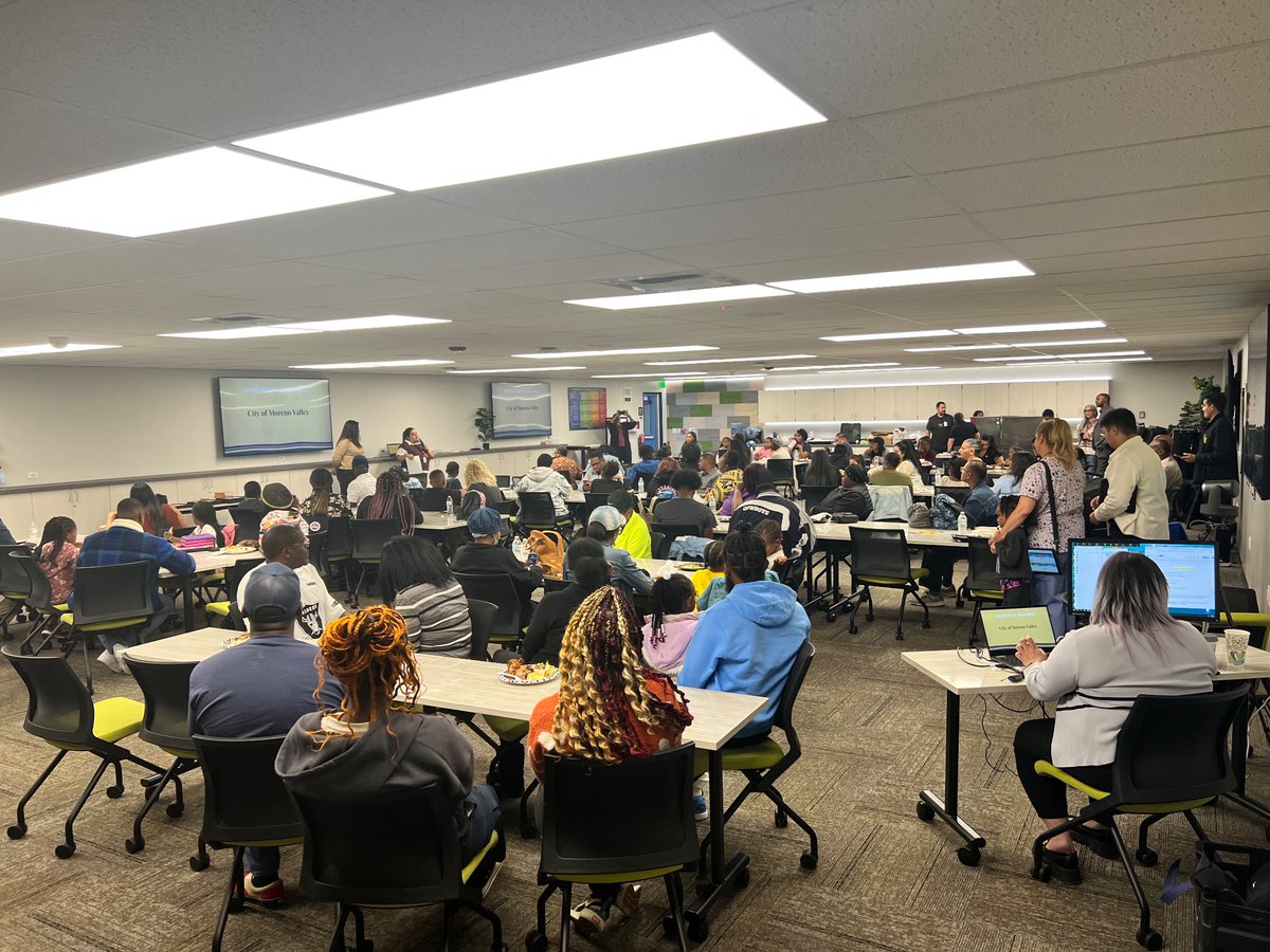 Beautiful full house at our African American Parent Advisory Council meeting this evening😃 Val Verde families are in the house!👏🏼👏🏼👏🏼 Thank you for coming out, we love having you!